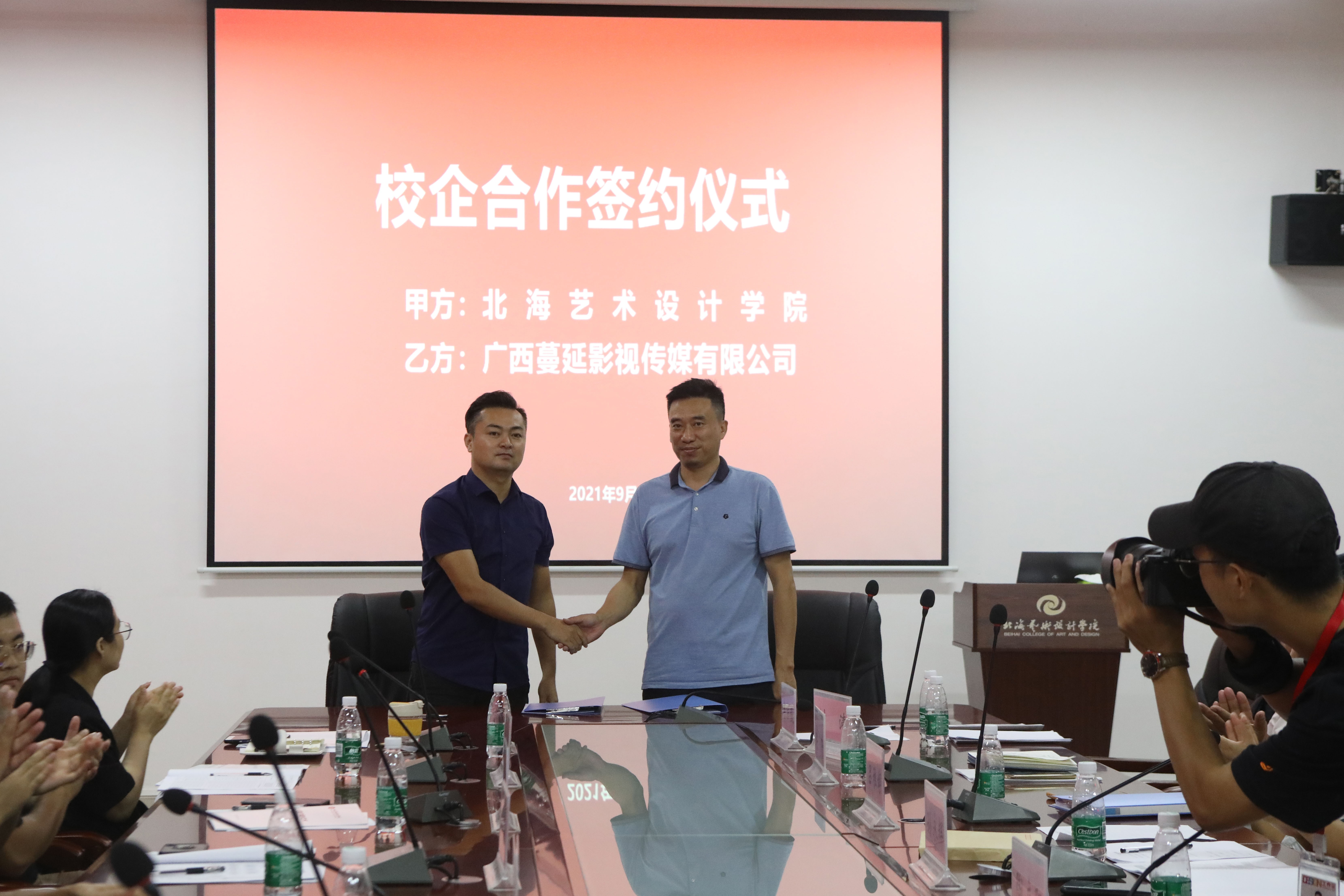 与校企合作单位&ldquo;广西蔓延影视传媒有限公司&rdquo;签约1.jpg